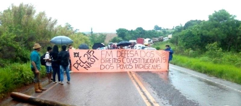 Tribo ind&iacute;gena bloqueia rodovia em Tenente Portela 