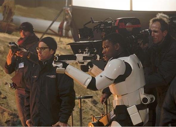J. J. Abrams e John Bayega nos bastidores de novo "Star Wars"