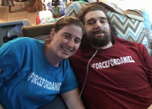Ashley e Daniel em &uacute;ltima foto juntos, vestindo camisetas da campanha