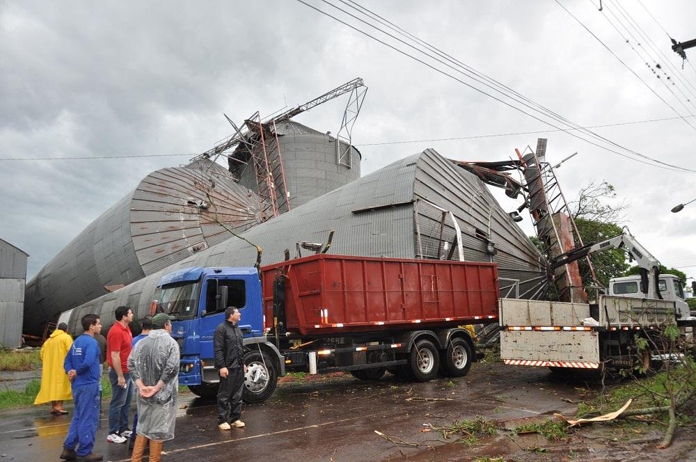 Fortes ventos derrubaram silo em S&atilde;o Borja