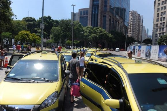 Taxistas do Rio fazem manifesta&ccedil;&atilde;o contra aplicativo Uber