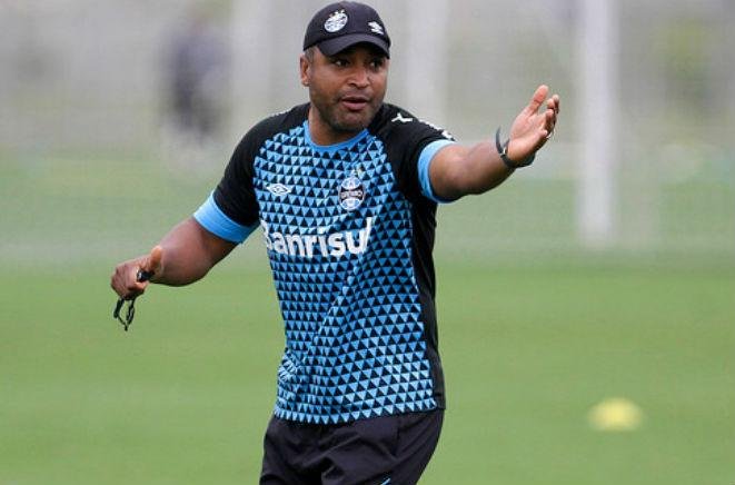 Gr&ecirc;mio quer anunciar renova&ccedil;&otilde;es com Roger e Douglas na pr&oacute;xima semana 