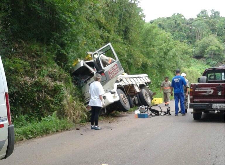 Caminh&atilde;o saiu da pista e bateu em rocha na VRS 826