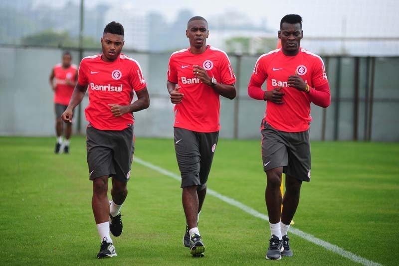 Inter pode jogar com tr&ecirc;s zagueiros contra Chapecoense