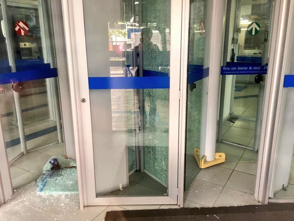 Assaltantes afiraram na porta girat&oacute;ria para fugir da ag&ecirc;ncia