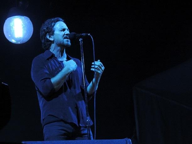Eddie Vedder esbanjou simpatia e timbre &uacute;nico em show na Capital