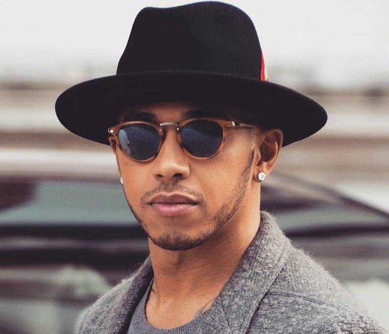 Lewis Hamilton revela que acidente de carro atrasou sua viagem para o Brasil