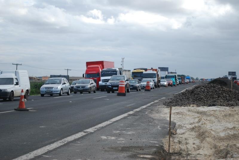 Motoristas precisam ficar atentos aos bloqueios na freeway