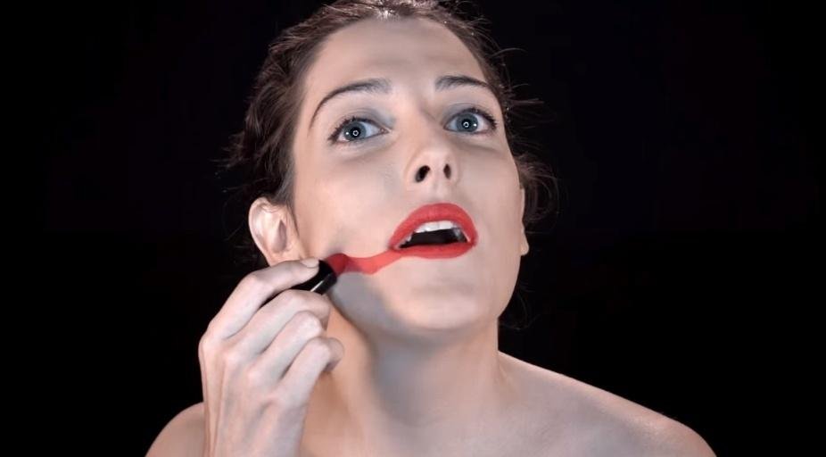Clarice Falc&atilde;o surpreende com bom clipe de "Survivor"