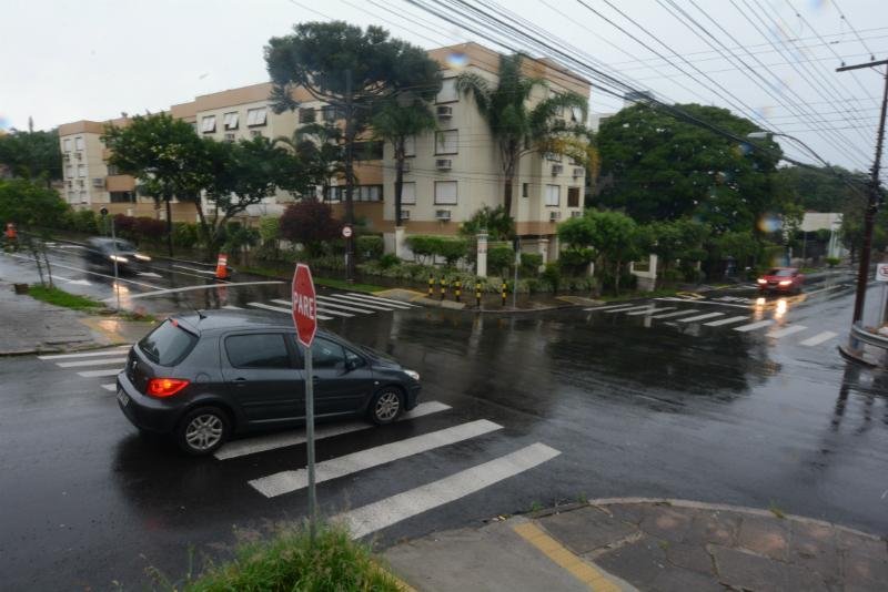 Moradores pedem sinaleira em cruzamento do Menino Deus, em Porto Alegre