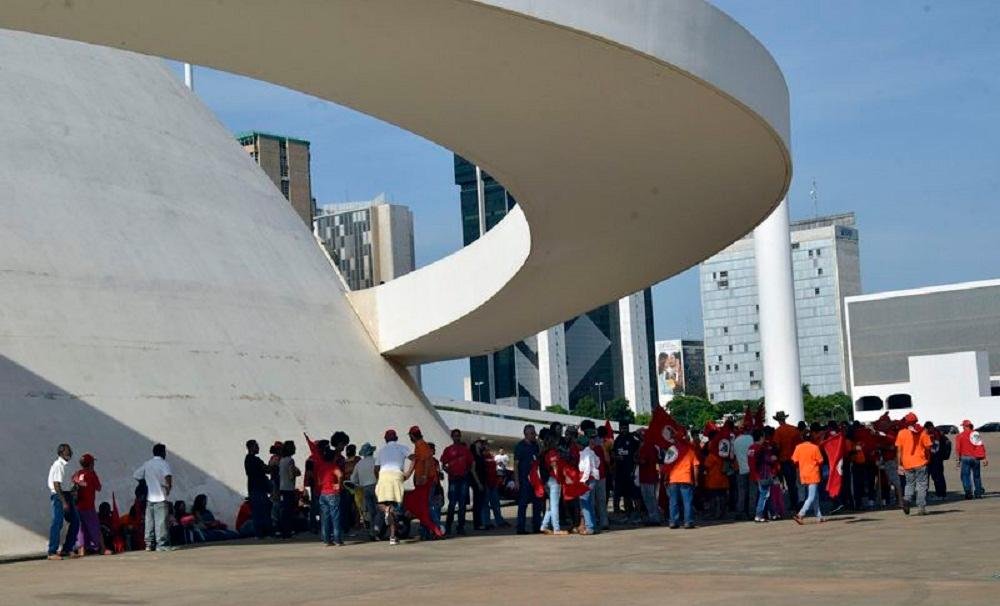 Estudantes fazem passeata em Bras&iacute;lia em defesa do mandato de Dilma