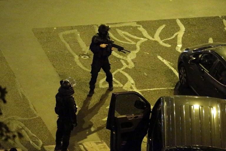 Passaporte s&iacute;rio &eacute; encontrado perto de um dos terroristas dos atentados de Paris 