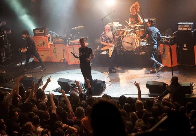 Eagles of Death Metal em show no Bataclan, instantes antes dos atentados