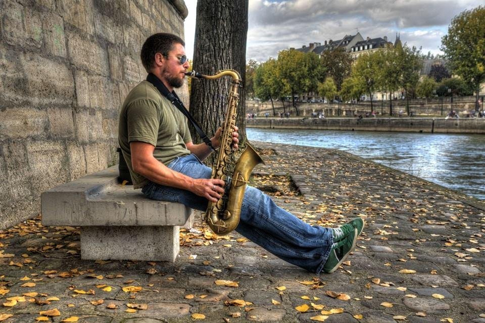 M&uacute;sico Frederico Alabarse relatou momentos de terror na capital francesa