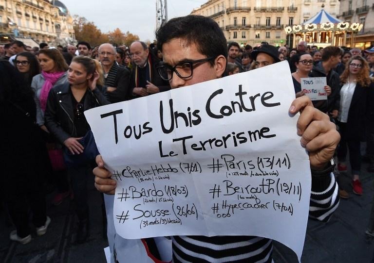 Fran&ccedil;a est&aacute; em guerra e destruir&aacute; Estado Isl&acirc;mico, diz premi&ecirc;