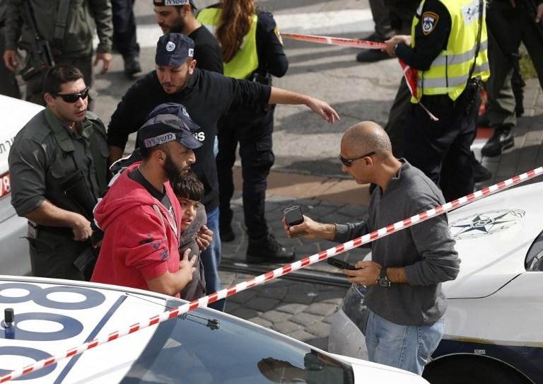 Palestinos s&atilde;o presos ap&oacute;s morte de pai e filho israelenses