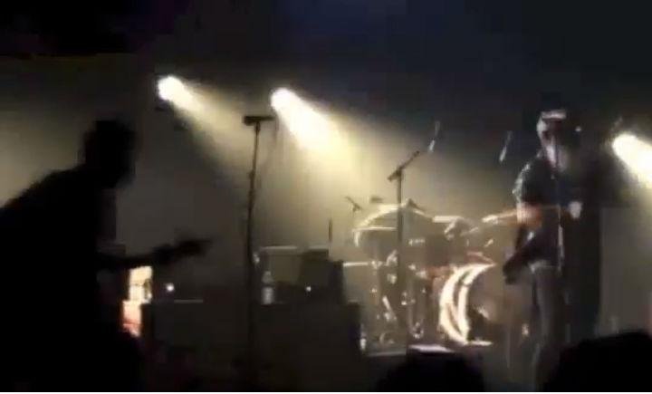 Integrantes da banda ficam paralisados ap&oacute;s disparos