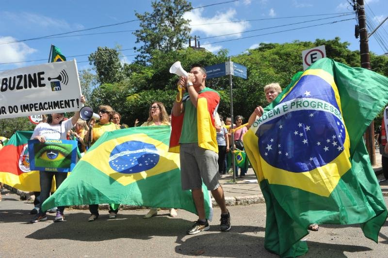 Movimenta&ccedil;&atilde;o come&ccedil;ou por volta das 14h na esquina da rua 24 de Outubro com a avenida Goethe