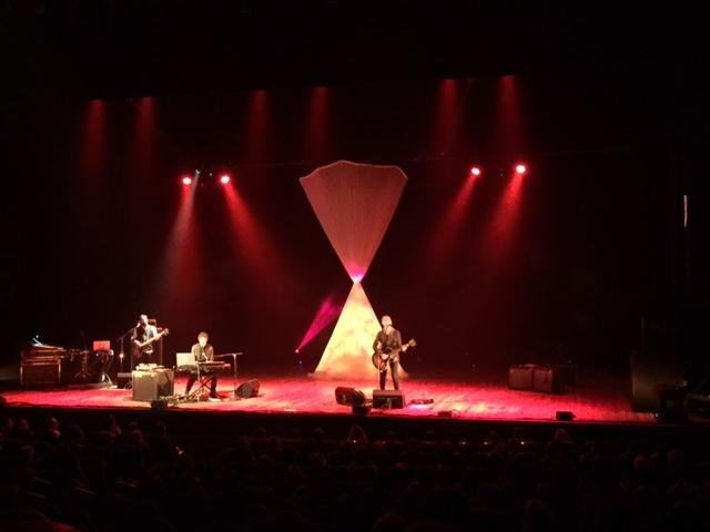 M&uacute;sico uruguaio abriu show na Capital com homenagem &agrave;s v&iacute;timas de atentados em Paris