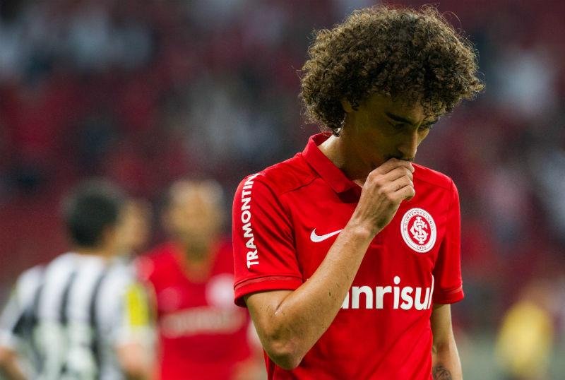 Vald&iacute;via sofre les&atilde;o no joelho e preocupa Inter 