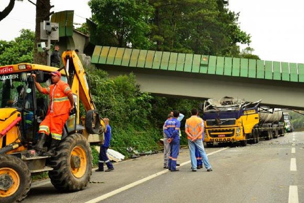 Caminh&atilde;o derruba passarela em SP e fecha Rodovia Anchieta h&aacute; mais de dez horas