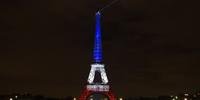 Torre Eiffel foi iluminada nesta segunda-feira pela primeira vez após os atentados