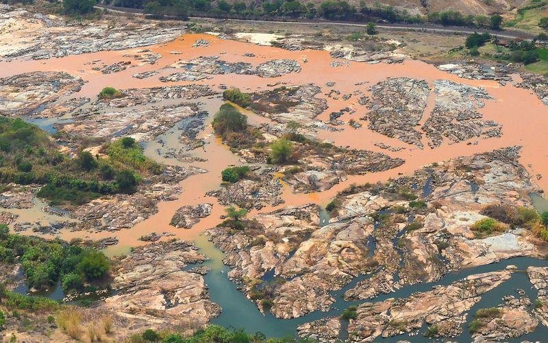 A lama atingiu o Rio Doce, paralisou hidrel&eacute;tricas e deixou cidades sem &aacute;gua
