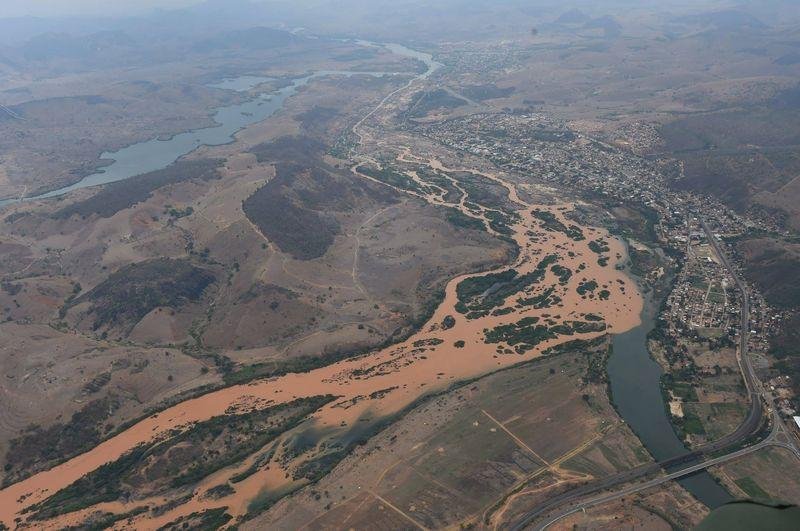 Barreiras flutuantes ter&atilde;o como prioridade proteger &aacute;reas ambientais mais sens&iacute;veis