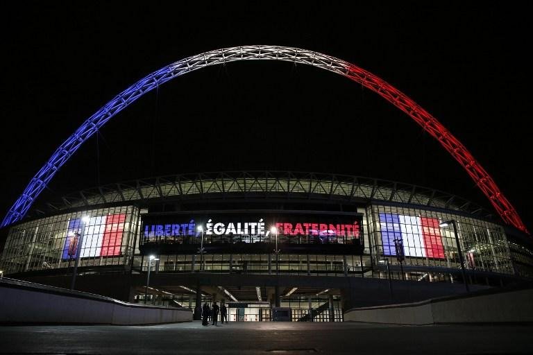 Est&aacute;dio de Wembley est&aacute; iluminado desde s&aacute;bado com as cores da bandeira francesa