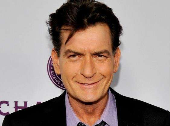 Charlie Sheen revelar&aacute; ser soropositivo, diz imprensa dos EUA