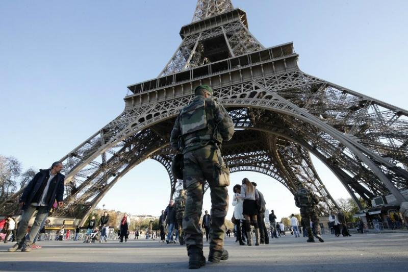 Torre Eiffel &eacute; fechada novamente por seguran&ccedil;a