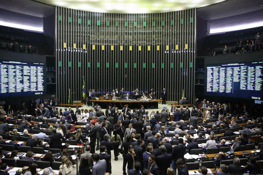 Servidores protestaram ap&oacute;s diferen&ccedil;a de seis votos manter a decis&atilde;o da presidente
