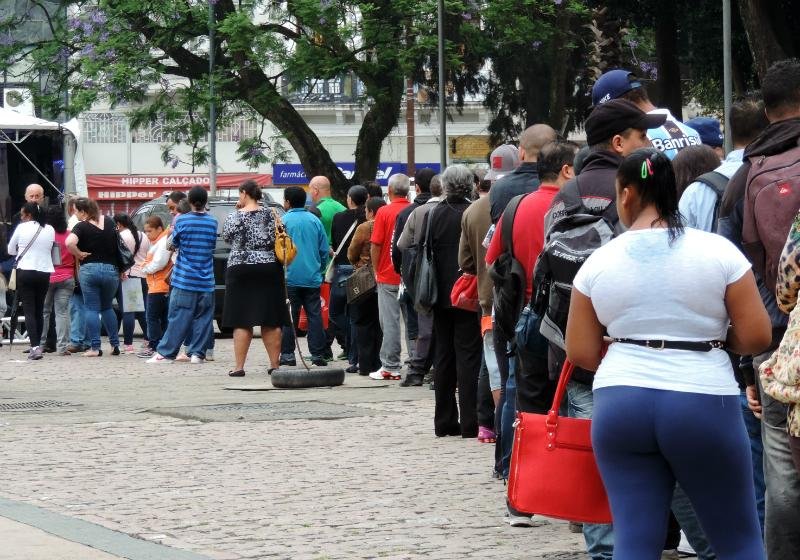Centenas fazem fila por emprego em Porto Alegre