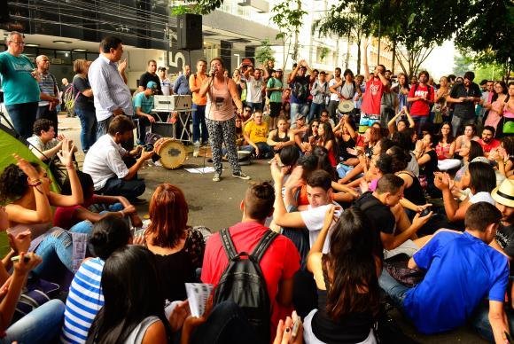Estudantes ocupam escolas em S&atilde;o Paulo contra a reorganiza&ccedil;&atilde;o das institui&ccedil;&otilde;es de ensino proposta pela Secretaria Estadual de Educa&ccedil;&atilde;o