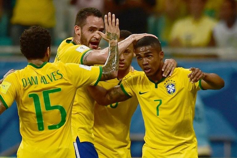 Douglas Costa foi o destaque da goleada do Brasil