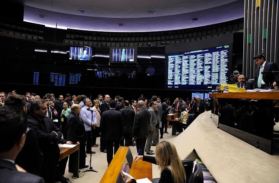 Foram 220 votos pela derrubada da decis&atilde;o da presidente, mas eram necess&aacute;rios 257