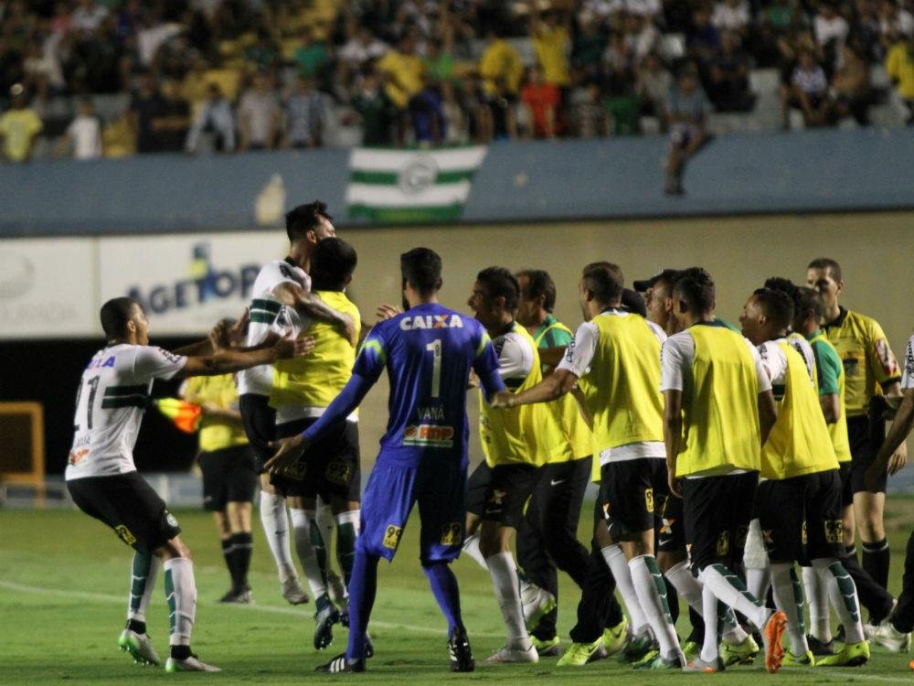 Time paranaense venceu por 3 a 1 no Serra Dourada