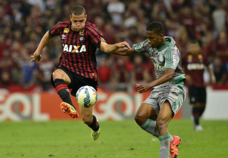Aos 49 minutos Alecsandro empatou o jogo em Curitiba