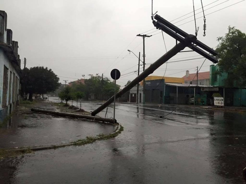 Vendaval e granizo provocam queda de postes em Uruguaiana