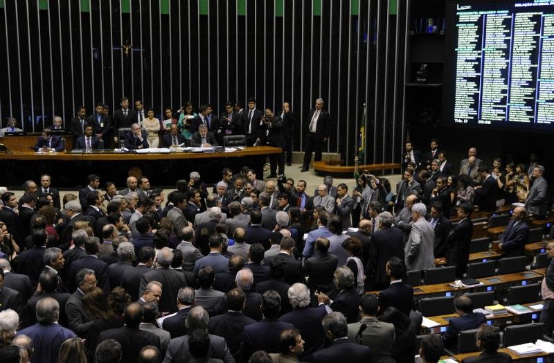 Deputados protestaram contra a decis&atilde;o