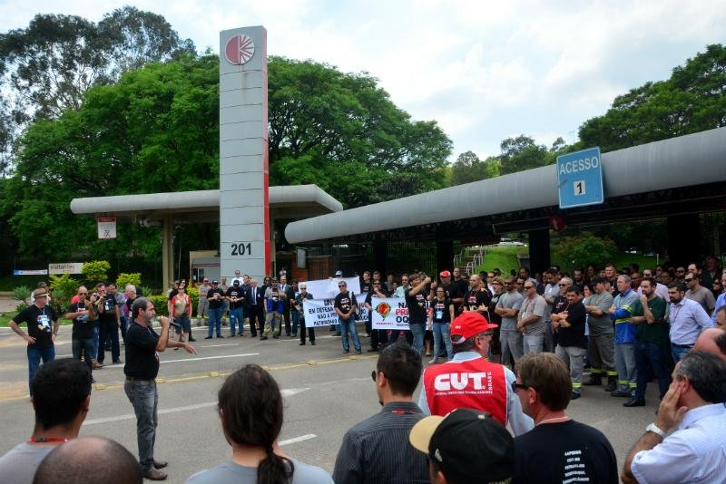 Servidores d&atilde;o abra&ccedil;o simb&oacute;lico na sede da CEEE
