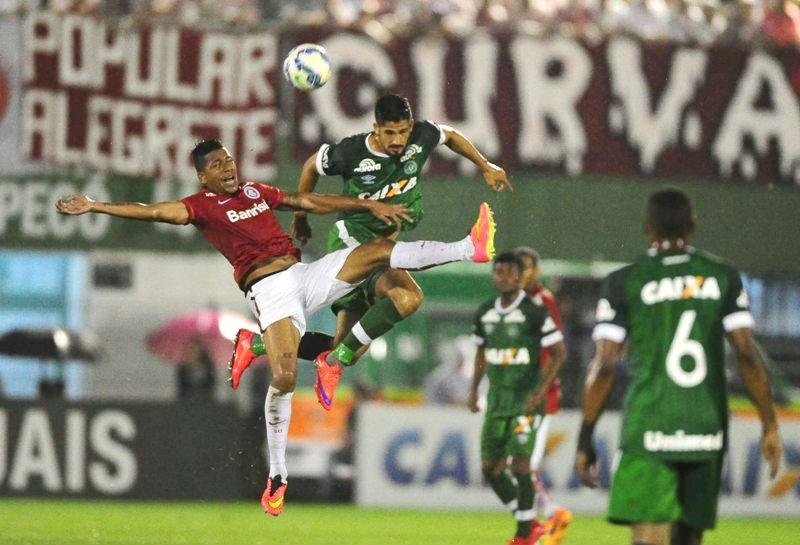 Colorado teve Juan expulso em falha geral da zaga e acabou sofrendo o 1 a 0