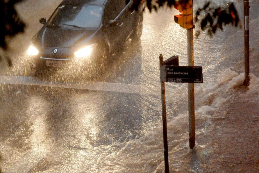 Temporal chegou a deixar 25 mil pontos desabastecidos nesta quinta-feira