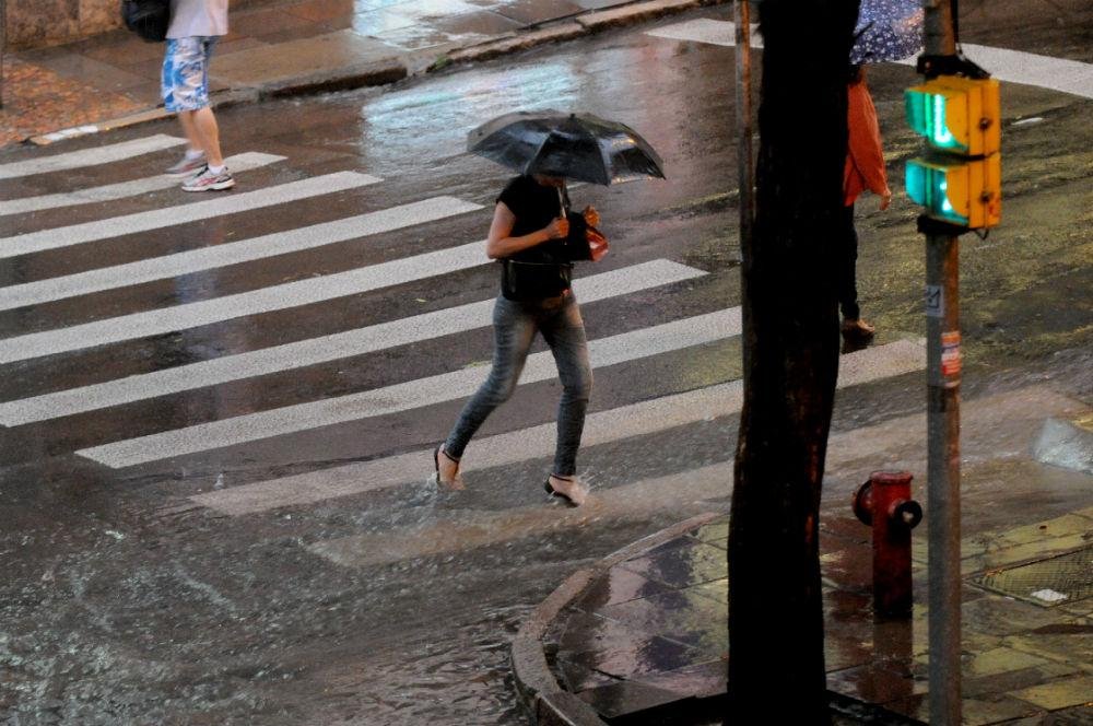 Ar seco e frio influencia o tempo com m&iacute;nimas ocorrendo &agrave; noite em muitos pontos