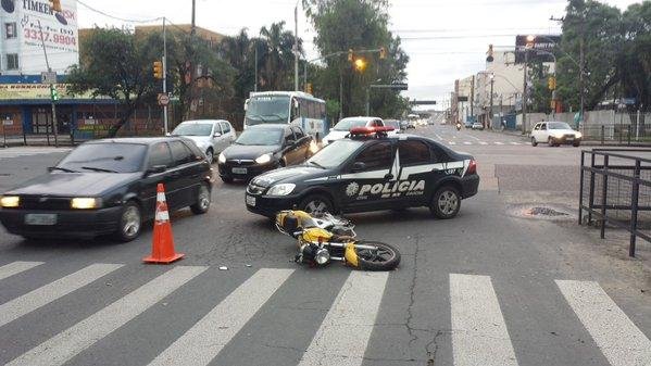 Motociclista fica ferido ao colidir contra viatura da Pol&iacute;cia Civil 