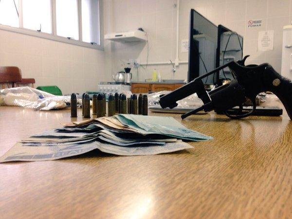 Foram apreendidos armas, drogas, muni&ccedil;&atilde;o, dinheiro e aparelhos eletr&ocirc;nicos