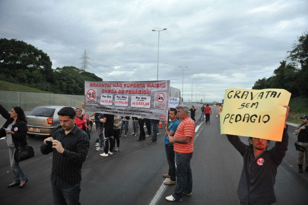 Protesto bloqueia freeway contra ped&aacute;gio para moradores de Gravata&iacute;
