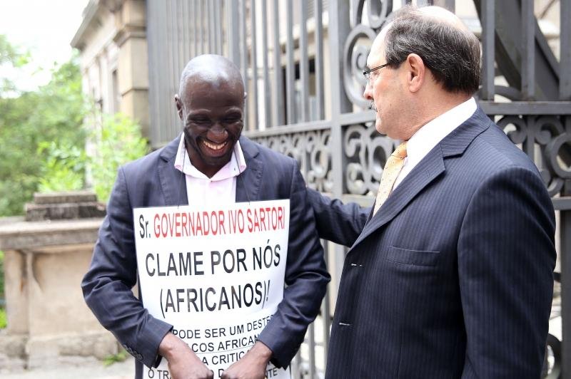 Francisco I&aacute;i&aacute; entregou documentos com reivindica&ccedil;&otilde;es no Pal&aacute;cio Piratini