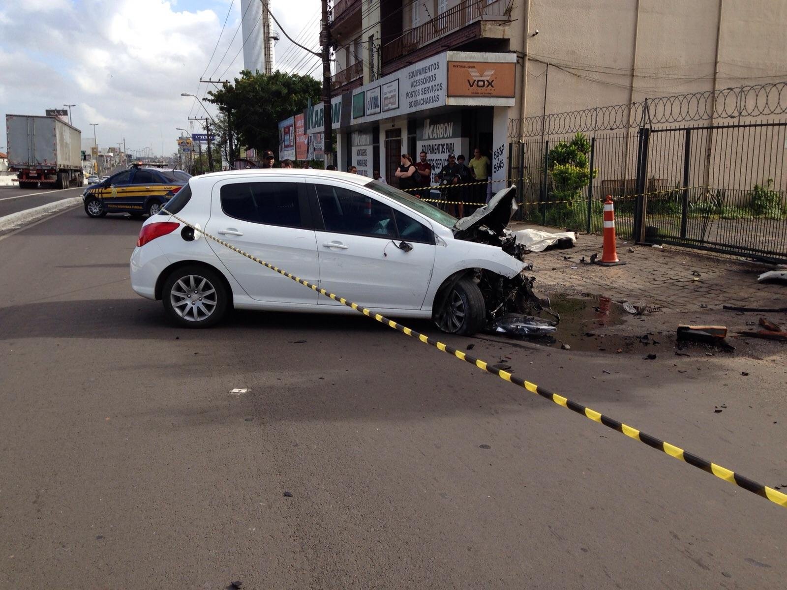 Motorista perdeu controle do ve&iacute;culo na BR 116