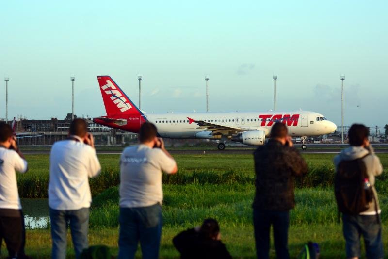 Nas proximidades das cabeceiras de pistas de voo, os apaixonados por avia&ccedil;&atilde;o se re&uacute;nem para observar os avi&otilde;es